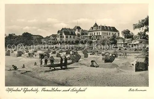 AK / Ansichtskarte Scharbeutz_Ostseebad Strandleben mit Kurhaus Scharbeutz_Ostseebad