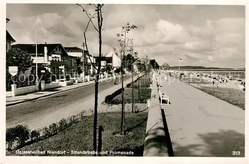 AK / Ansichtskarte Niendorf_Ostseebad Strandstrasse und Promenade Niendorf_Ostseebad