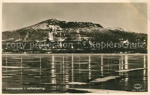 AK / Ansichtskarte Kiruna Luossavaara i nattbelysning Kiruna