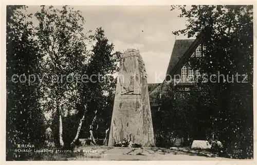 AK / Ansichtskarte Kiruna Doktor Lundboms gravsten och Kyrkan Kiruna