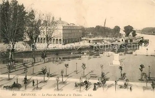 AK / Ansichtskarte Bayonne_Pyrenees_Atlantiques Place du Reduit et le Theatre Bayonne_Pyrenees