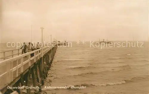 AK / Ansichtskarte Groemitz_Ostseebad Ankommender Dampfer Anlegestelle Groemitz_Ostseebad