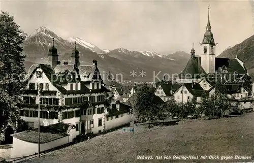 AK / Ansichtskarte Schwyz Ital von Reding Haus Blick gegen Brunnen Kirche Schwyz