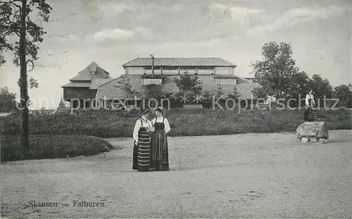 AK / Ansichtskarte Skansen_Stockholm Fatburen Frauen in Tracht Skansen_Stockholm