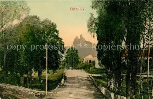 AK / Ansichtskarte Trosky_Tschechien Strasse mit Blick auf Felsen Trosky Tschechien