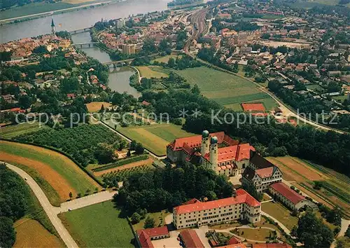 AK / Ansichtskarte Vilshofen_Donau Abtei Schweiklberg Fliegeraufnahme Vilshofen Donau