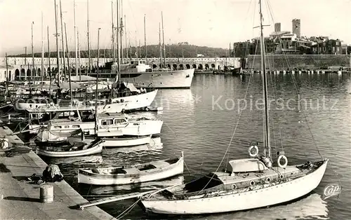 AK / Ansichtskarte Antibes_Alpes_Maritimes Le Port et la vieille ville Bateaux Antibes_Alpes_Maritimes