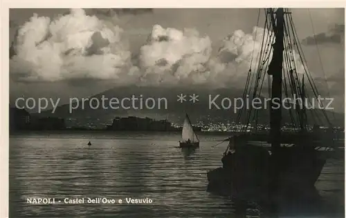 AK / Ansichtskarte Napoli_Neapel Castel dell Ovo e Vesuvio Segelschiff Vulkan Vesuv Napoli Neapel