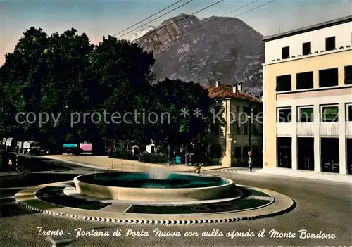 AK / Ansichtskarte Trento Fontana di Porta Nuova con sullo sfondo il Monte Bondone Trento