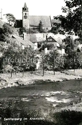 AK / Ansichtskarte Senftenberg_Niederoesterreich Uferpartie am Fluss Blick zur Kirche Senftenberg