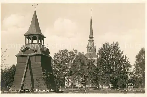AK / Ansichtskarte Mora_Dalarnas_Lan Kyrkan och Klockstapeln Kirche Glockenturm Mora_Dalarnas_Lan
