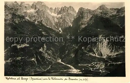 AK / Ansichtskarte Molveno al Lago con le Dolomiti di Brenta Bergpanorama Dolomiten Fliegeraufnahme Molveno