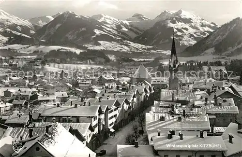 AK / Ansichtskarte Kitzbuehel_Tirol Stadtbild mit Kirche Wintersportplatz Kitzbueheler Alpen Kitzbuehel Tirol