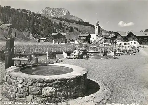 AK / Ansichtskarte Lech_Vorarlberg Brunnen Blick zur Kirche gegen Karhorn Lechquellengebirge Lech Vorarlberg