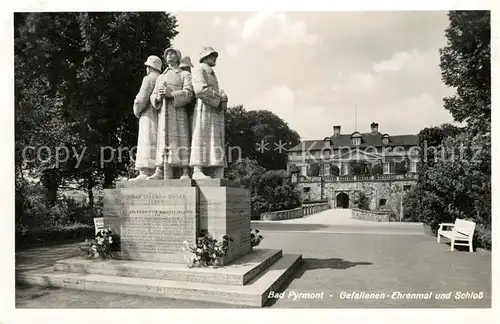 AK / Ansichtskarte Bad_Pyrmont Gefallenen Ehrenmal und Schloss Bad_Pyrmont