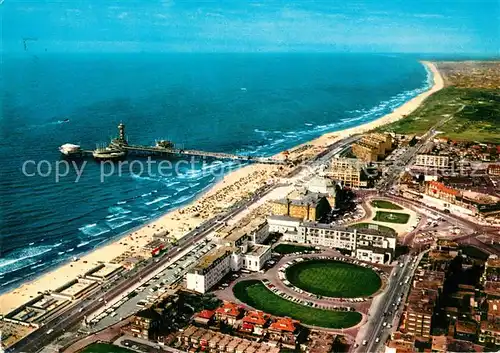 AK / Ansichtskarte Scheveningen Boulevard en Zee Fliegeraufnahme Scheveningen