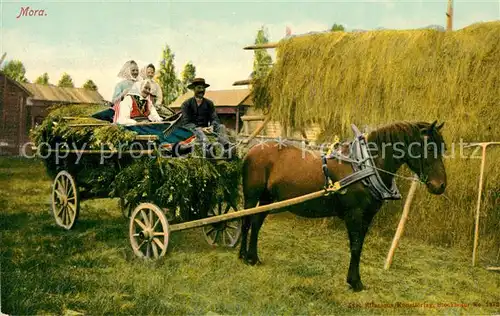 AK / Ansichtskarte Mora_Dalarnas_Lan Pferdewagen Trachtengruppe Mora_Dalarnas_Lan