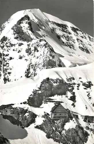 AK / Ansichtskarte Jungfraubahn Berghaus und Station Jungfraujoch mit Moench Jungfraubahn