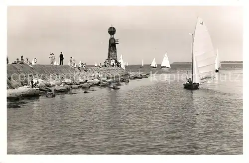 AK / Ansichtskarte Travemuende_Ostseebad Mole Segelboot Travemuende_Ostseebad