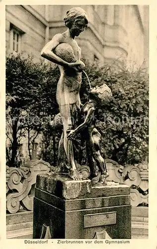 AK / Ansichtskarte Duesseldorf Zierbrunnen vor dem Gymnasium Frau mit Kind Duesseldorf