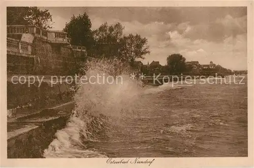 AK / Ansichtskarte Niendorf_Ostseebad Brandung Uferpromenade Niendorf_Ostseebad