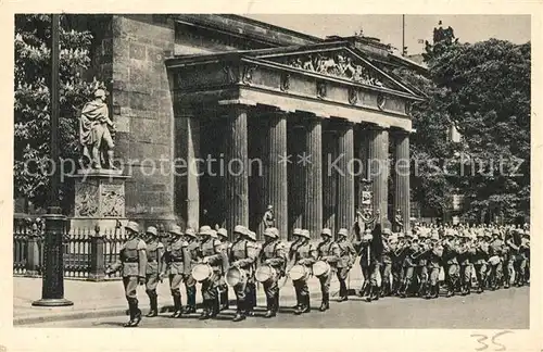 AK / Ansichtskarte Berlin Die Wache zieht auf Am Ehrenmal Denkmal Kupfertiefdruck Berlin