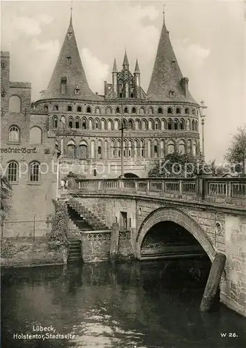 AK / Ansichtskarte Luebeck Holstentor Bruecke Luebeck
