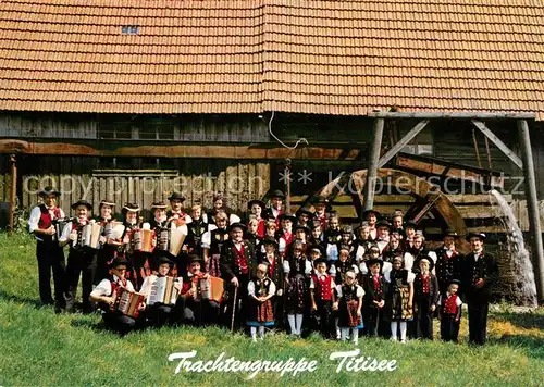 AK / Ansichtskarte Jostal Trachtengruppe Titisee vor der Urismuehle Jostal