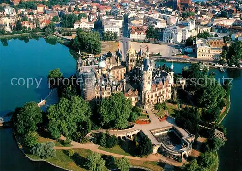 AK / Ansichtskarte Schwerin_Mecklenburg Fliegeraufnahme mit Schloss Schwerin_Mecklenburg