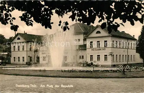 AK / Ansichtskarte Eisenberg_Thueringen Platz der Republik Fontaene HO Gaststaette Eisenberg Thueringen