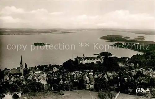 AK / Ansichtskarte Ploen_See Kirche Schloss Naturpark Seenlandschaft Holsteinische Schweiz Fliegeraufnahme Ploen_See