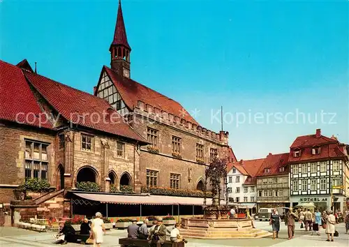 AK / Ansichtskarte Goettingen_Niedersachsen Marktplatz Brunnen Rathaus Goettingen Niedersachsen
