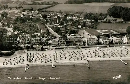 AK / Ansichtskarte Niendorf_Ostseebad Fliegeraufnahme Strand Niendorf_Ostseebad
