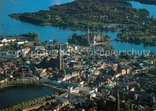 AK / Ansichtskarte Schwerin_Mecklenburg Fliegeraufnahme mit Innenstadt und Schloss Schwerin_Mecklenburg