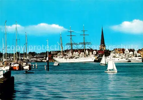 AK / Ansichtskarte Travemuende_Ostseebad Blick zum Hafen mit Segelschulschiff Gorch Fock Travemuende_Ostseebad