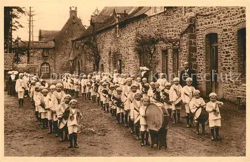 AK / Ansichtskarte Saint Fraimbault de Prieres Defile de la Fanfare des Orphelins de St Georges de Isle Saint Fraimbault de Prieres