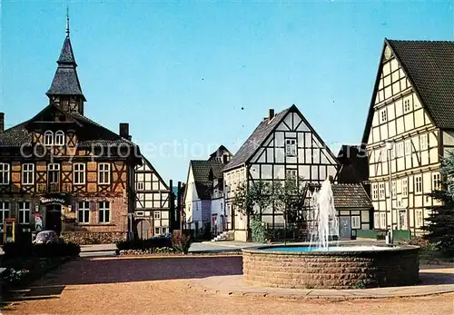 AK / Ansichtskarte Helmarshausen Marktplatz Brunnen Rathaus Fachwerkhaeuser Helmarshausen