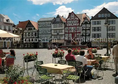 AK / Ansichtskarte Butzbach Marktplatz Strassencafes Brunnen Fachwerkhaeuser Altstadt Butzbach