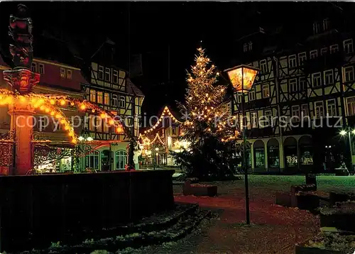 AK / Ansichtskarte Butzbach Marktplatz zur Weihnachtszeit Brunnen Christbaum Butzbach
