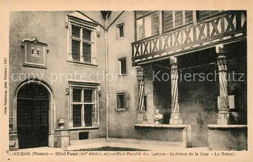 AK / Ansichtskarte Poitiers_Vienne Hotel Fume Interieur de la Cour La Galerie Poitiers Vienne