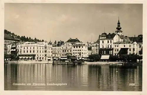 AK / Ansichtskarte Gmunden_Salzkammergut Traunsee mit Landungsplatz Gmunden Salzkammergut