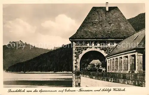 AK / Ansichtskarte Waldeck_Edersee Durchblick von der Sperrmauer auf Edersee Terrassen auf Schloss Waldeck Waldeck Edersee