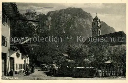 AK / Ansichtskarte Mittenwald_Bayern Dorfpartie mit Kirche Mittenwald Bayern