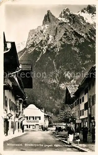 AK / Ansichtskarte Mittenwald_Bayern Strassenpartie mit Karwendelgebirge Mittenwald Bayern
