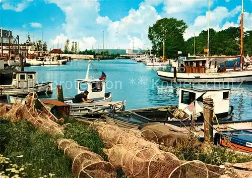 AK / Ansichtskarte Niendorf_Ostseebad Hafen Fischkutter Niendorf_Ostseebad