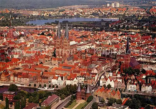 AK / Ansichtskarte Luebeck Stadtbild mit Holstentor St Petri und Marienkirche Fliegeraufnahme Luebeck