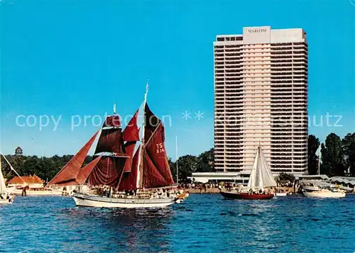 AK / Ansichtskarte Travemuende_Ostseebad Hotel Maritim Segelschiff Travemuende_Ostseebad