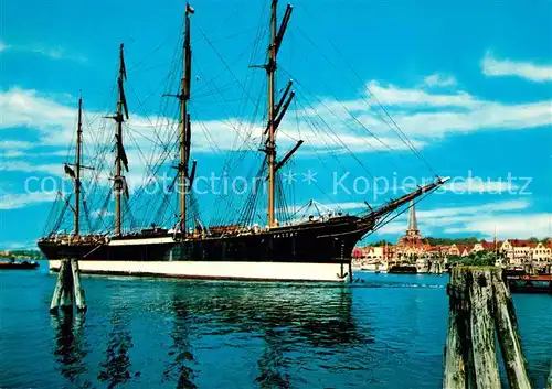 AK / Ansichtskarte Travemuende_Ostseebad Hafen mit Segelschulschiff Passat Travemuende_Ostseebad