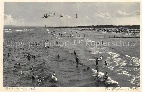 AK / Ansichtskarte Swinemuende Wellenspiel am Strand Swinemuende