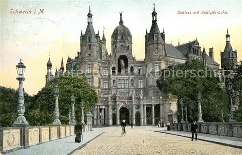 AK / Ansichtskarte Schwerin_Mecklenburg Schloss mit Schlossbruecke Schwerin_Mecklenburg